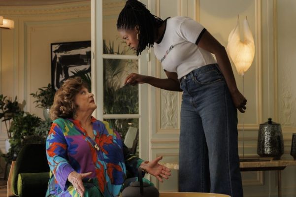 Fadily Camara et Josiane Balasko dans le film L’Arnaqueuse